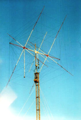 I5JVA, 9m boom, 7 MHz, 2 el. + 3 el. 14, 21 & 28 MHz. 89 Kgs.
