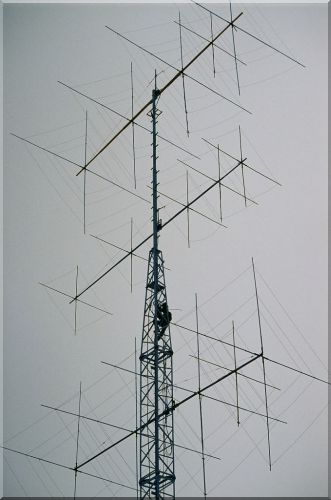 14 MHz, 4 el. over 4 el. + 21 MHz, 5 el. over 5 el. over 5 el. + 28 MHz, 5 el. over 5 el. over 5 el.

