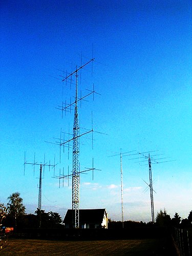 14 MHz, 4 el. over 4 el. + 21 MHz, 5 el. over 5 el. over 5 el. + 28 MHz, 5 el. over 5 el. over 5 el. - 7 MHz, 4 el.
