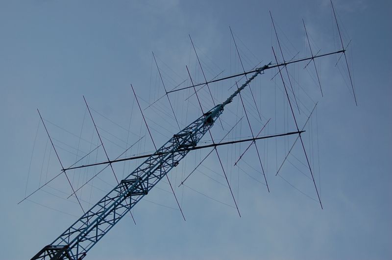Main tower 2012 new configuration, stack 2 x 14 MHz 5el, 21 MHz 6el, 28 MHz 6el.

