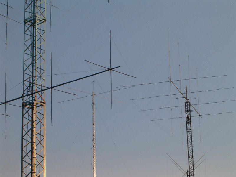 Main tower, 7 MHz quad and 80/160m tower in the background.
