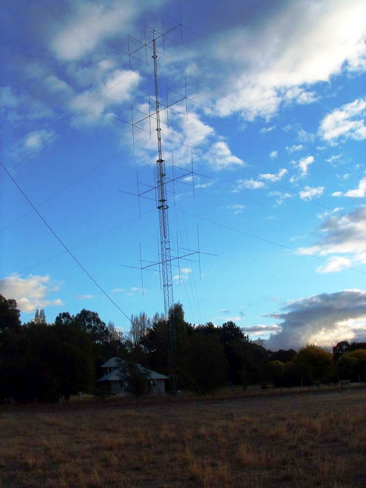 VK3MO - 14 MHz, 4 el. over 4 el. over 4 el. over 4 el. - 12m boom - 50m tower
