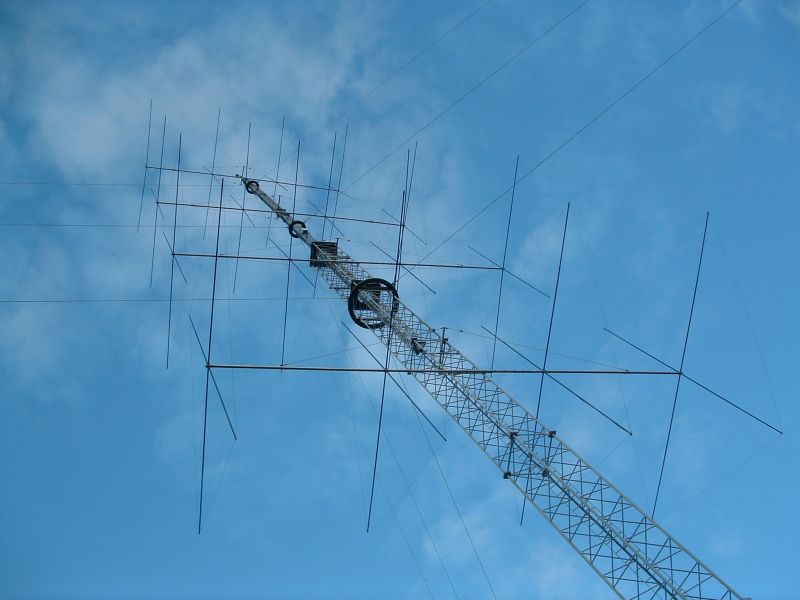 VK3MO - 14 MHz, 4 el. over 4 el. over 4 el. over 4 el. - 12m boom - 50m tower
