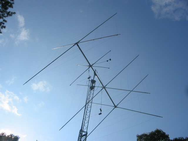 AB2KC, 3el 21 & 14 MHz, 4el. in 28 MHz with triple polarity; vertical, horizontal & circular.
